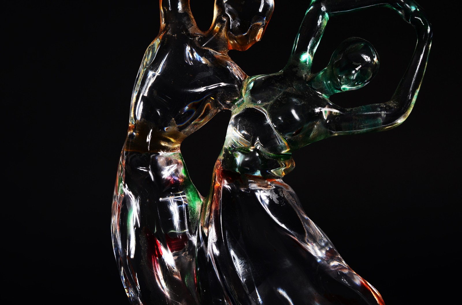 Escultura e vidro representando casal dançando. - foto 6 de 8