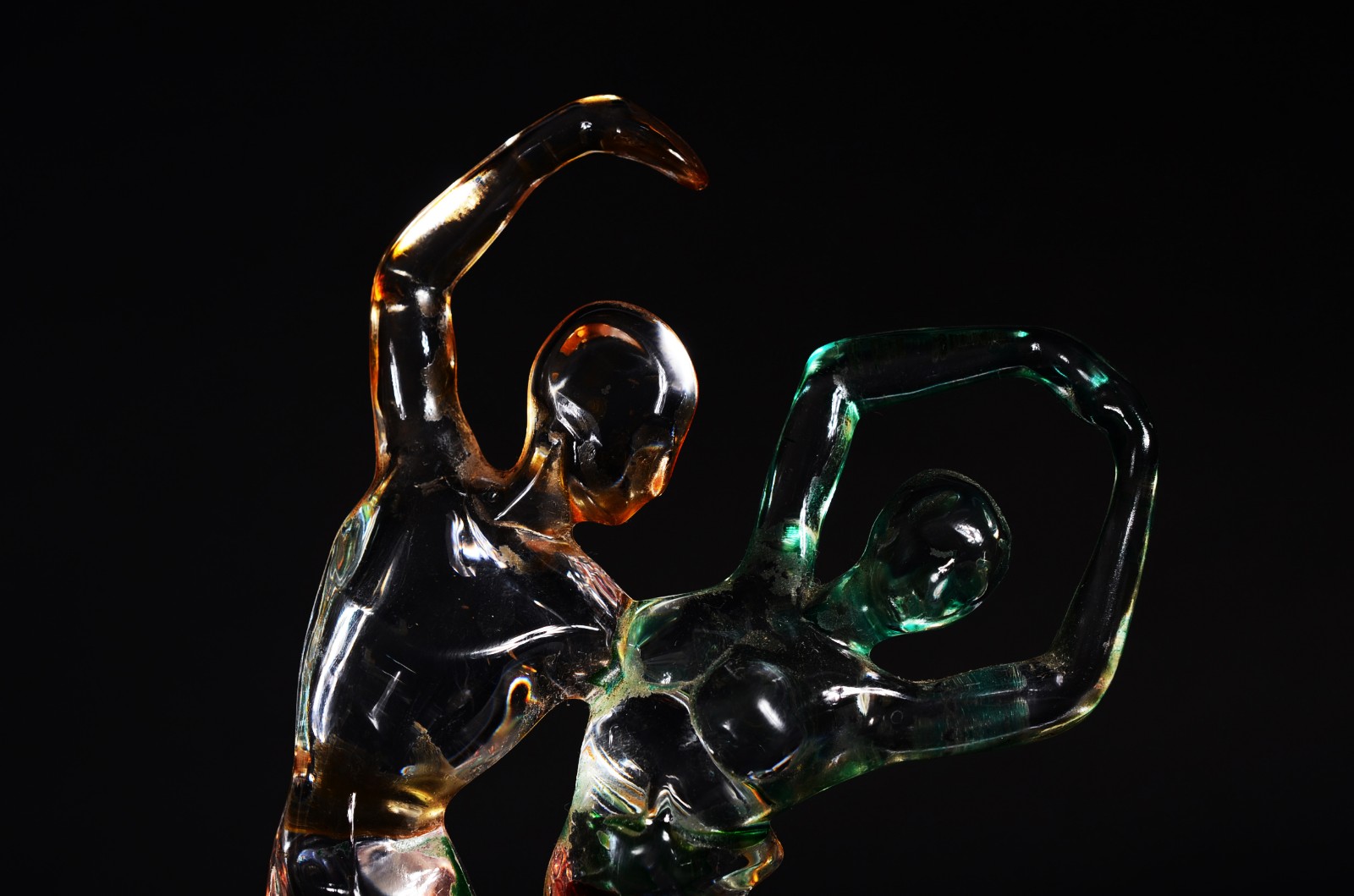 Escultura e vidro representando casal dançando. - foto 7 de 8