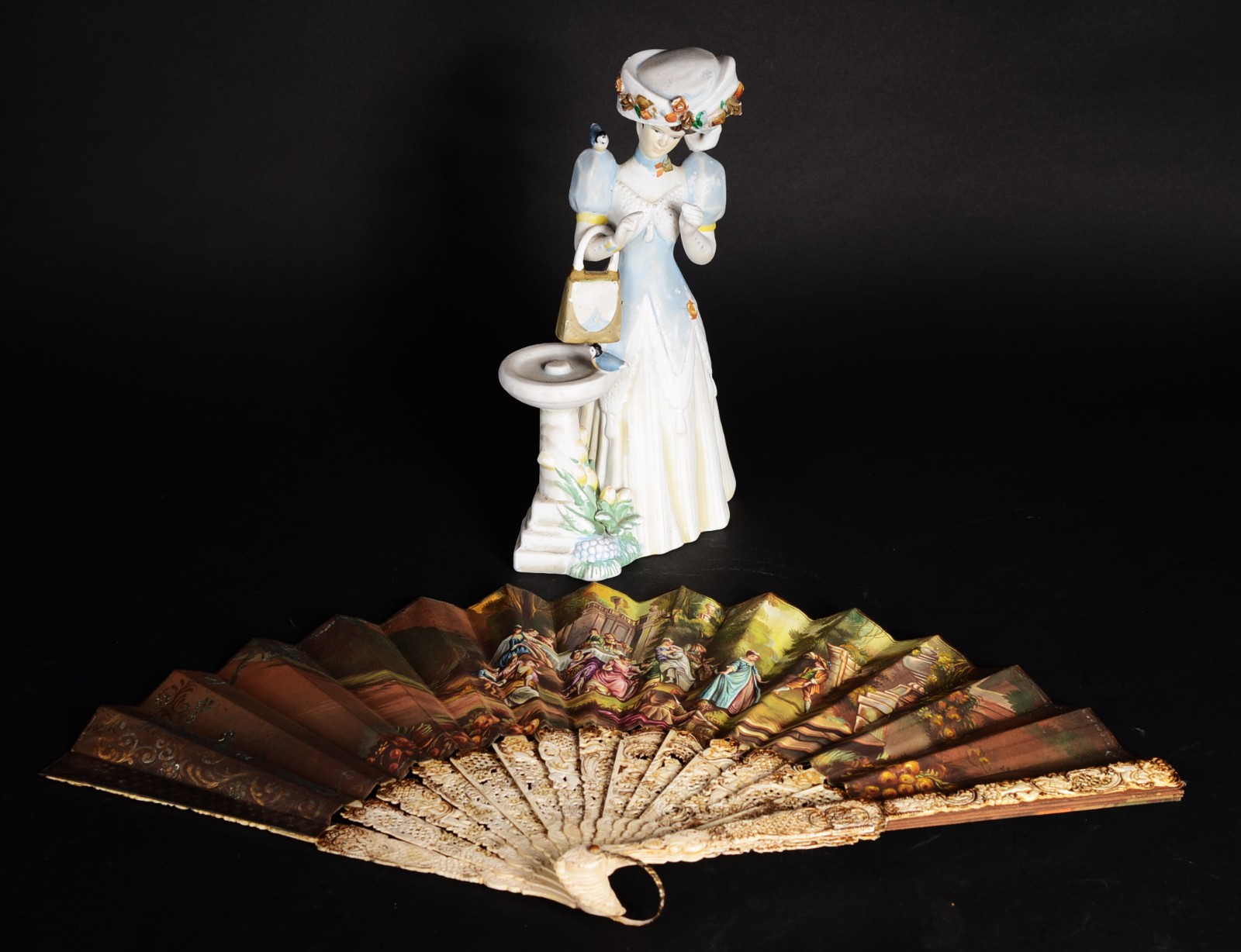 Duas peças, sendo: boneca de porcelana "troféu Albee AVON e leque de... - foto 1 de 11