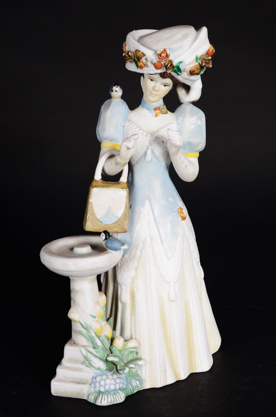 Duas peças, sendo: boneca de porcelana "troféu Albee AVON e leque de... - foto 2 de 11