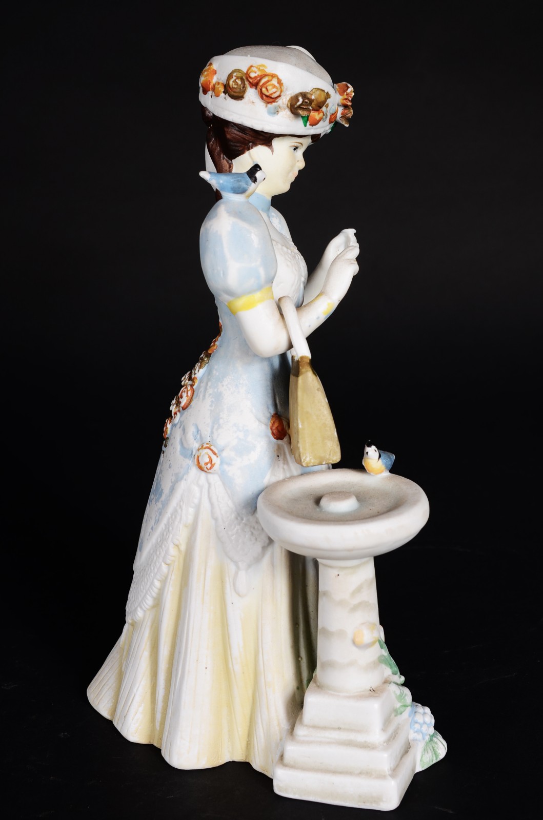 Duas peças, sendo: boneca de porcelana "troféu Albee AVON e leque de... - foto 3 de 11