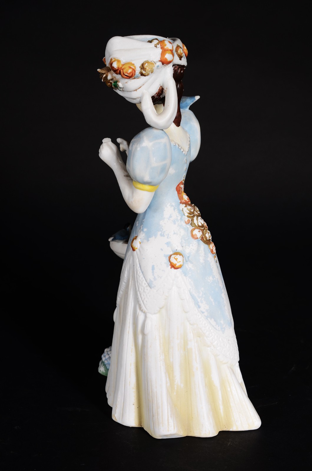 Duas peças, sendo: boneca de porcelana "troféu Albee AVON e leque de... - foto 4 de 11