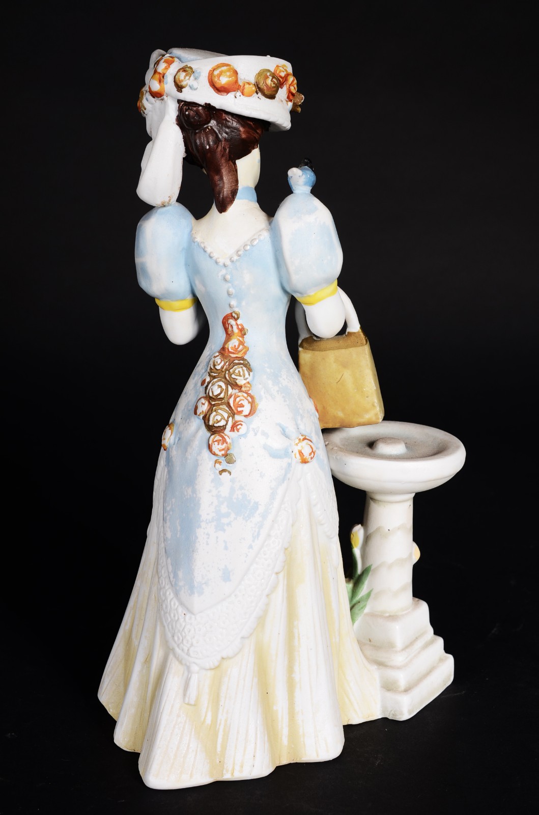 Duas peças, sendo: boneca de porcelana "troféu Albee AVON e leque de... - foto 5 de 11