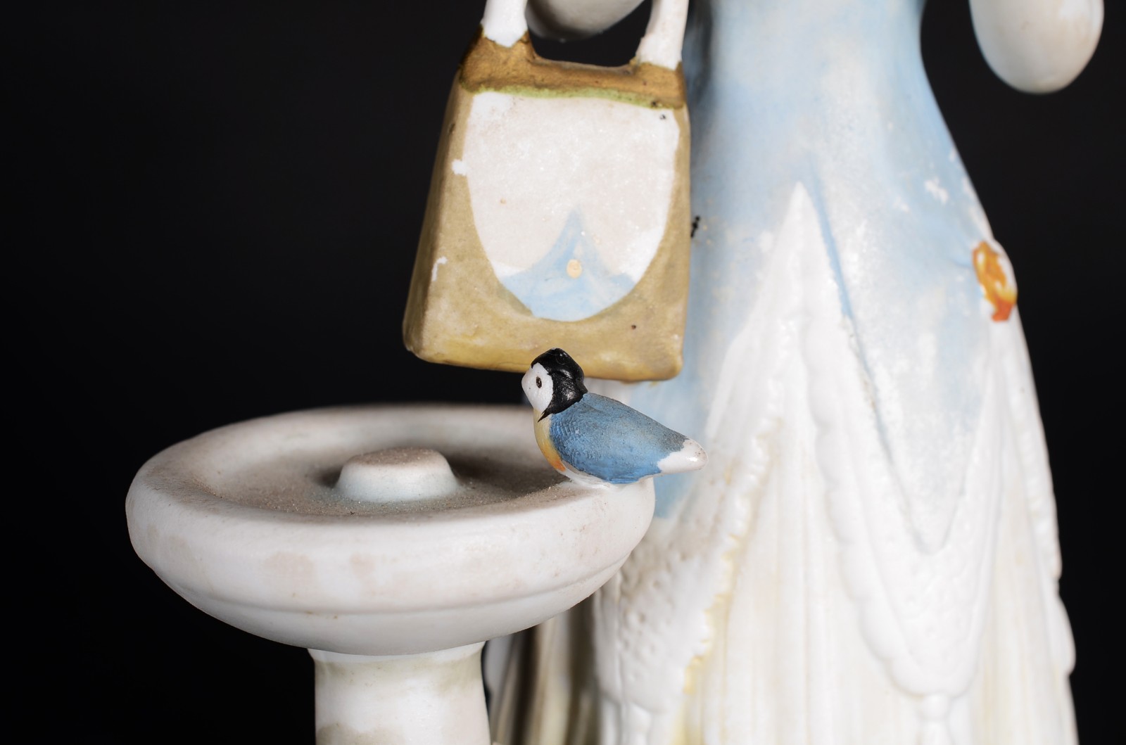 Duas peças, sendo: boneca de porcelana "troféu Albee AVON e leque de... - foto 6 de 11