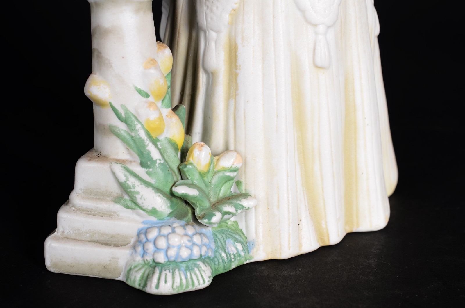 Duas peças, sendo: boneca de porcelana "troféu Albee AVON e leque de... - foto 7 de 11