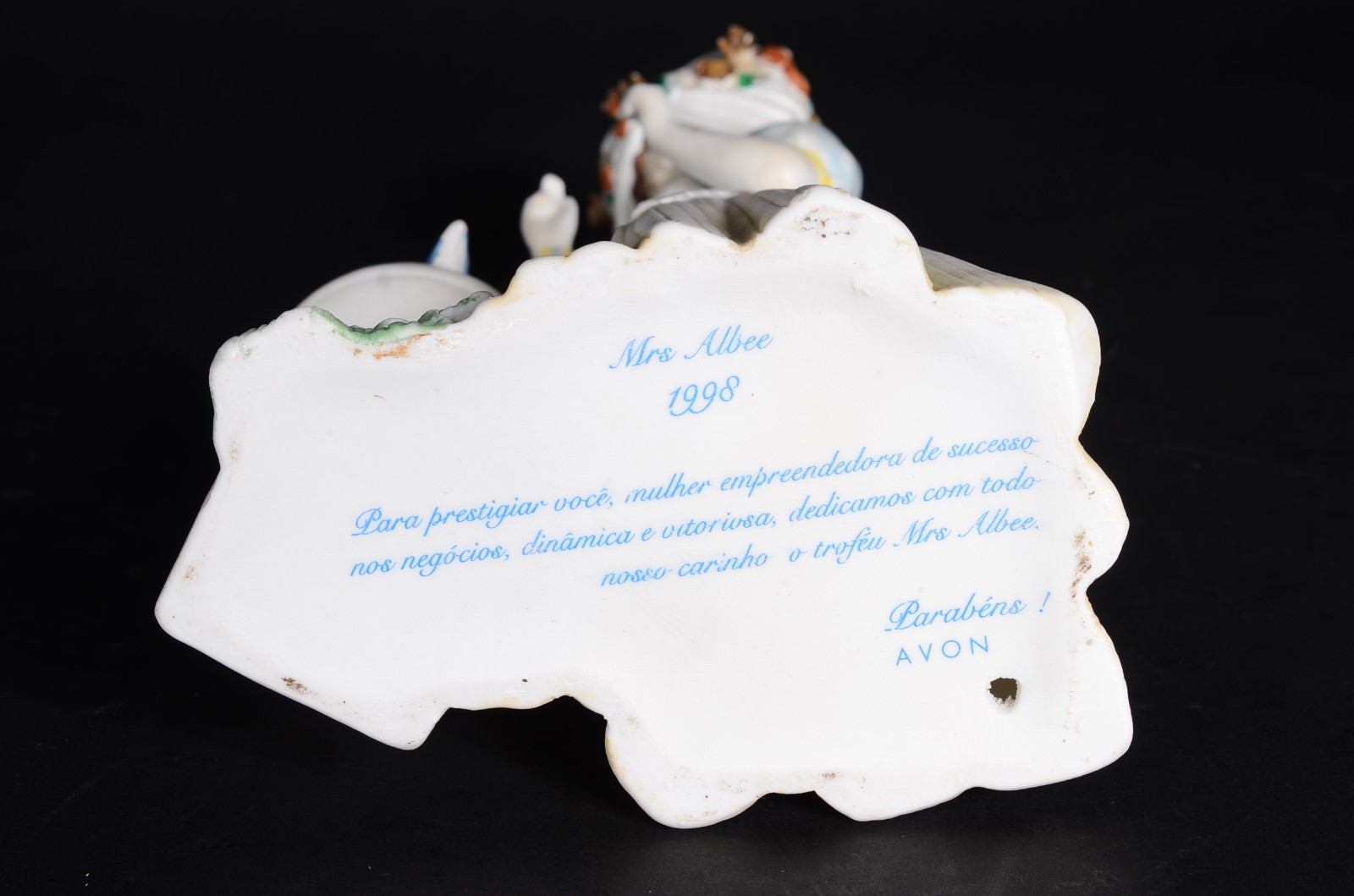 Duas peças, sendo: boneca de porcelana "troféu Albee AVON e leque de... - foto 8 de 11