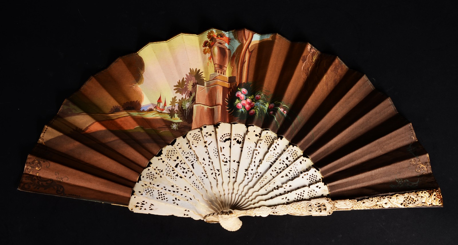 Duas peças, sendo: boneca de porcelana "troféu Albee AVON e leque de... - foto 11 de 11