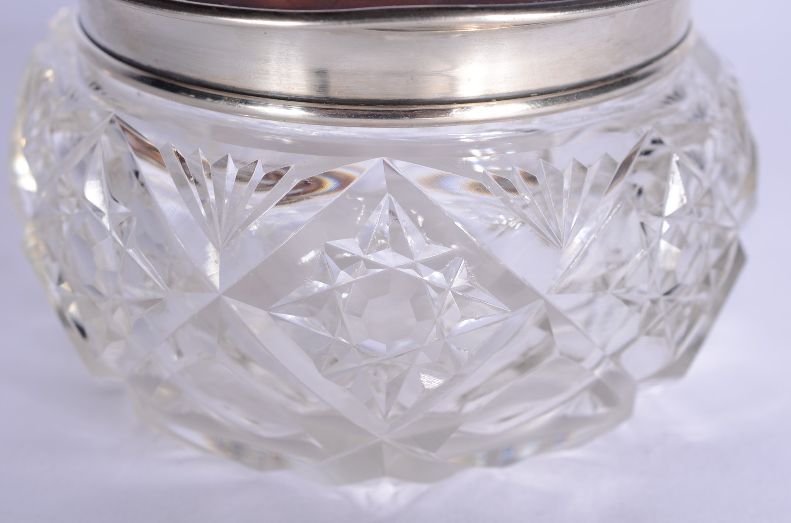Pequena bomboniere de cristal lapidado, tampa casco de tartaruga com... - foto 2 de 6