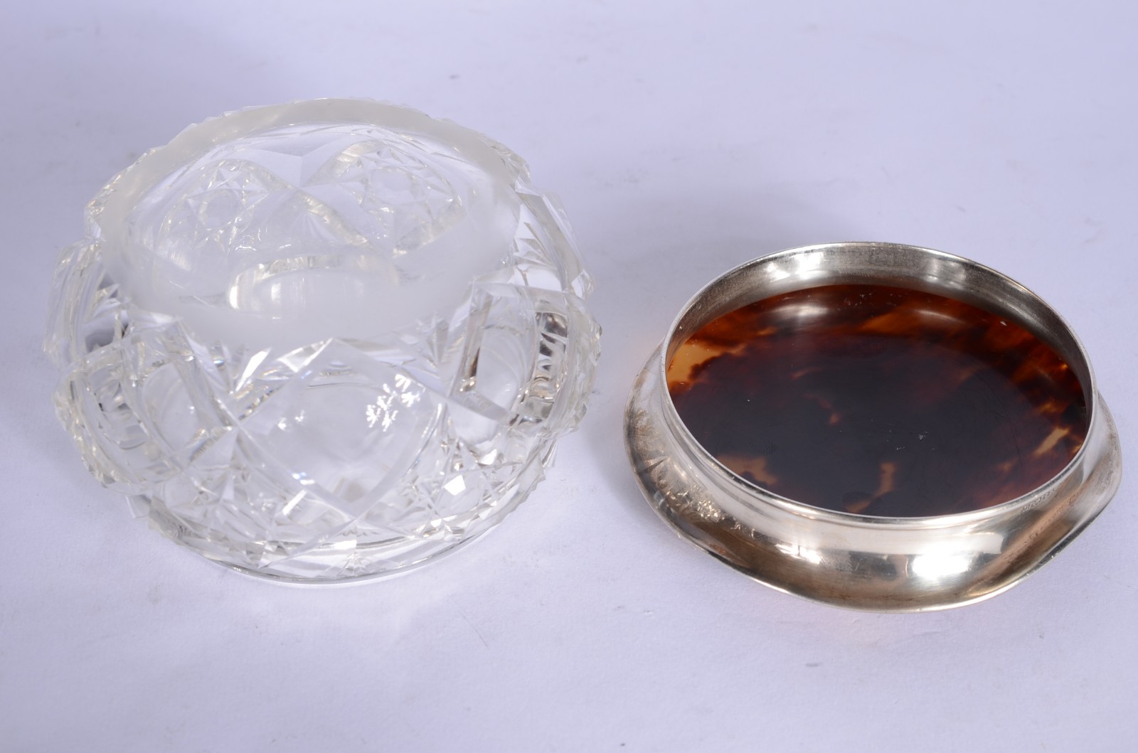 Pequena bomboniere de cristal lapidado, tampa casco de tartaruga com... - foto 4 de 6