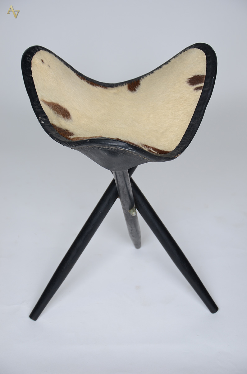 Banqueta de couro natural. Altura 54 cm.