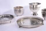 Cinco peças diversas de metal prateado, sendo: ... - Cinco peças diversas de metal prateado, sendo: 3 cachepots, salva de gradinha e fruteira.