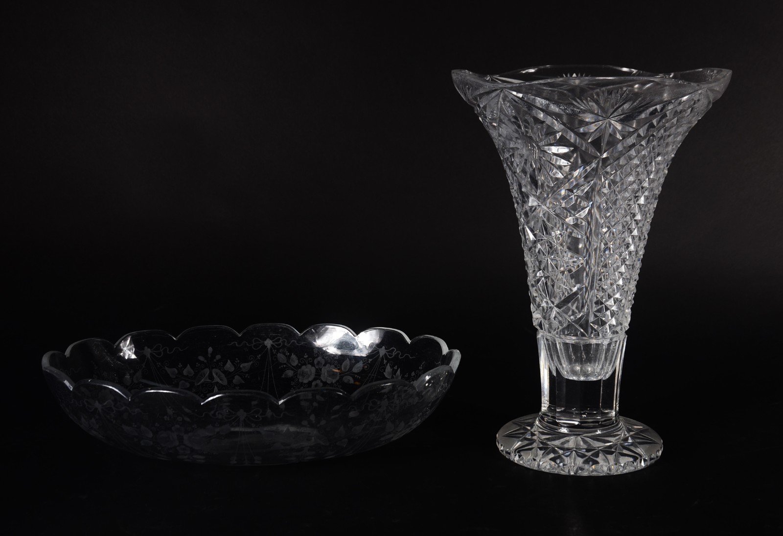Duas peças de cristal, sendo: vaso de flores (lascado na borda) e... - foto 1 de 11