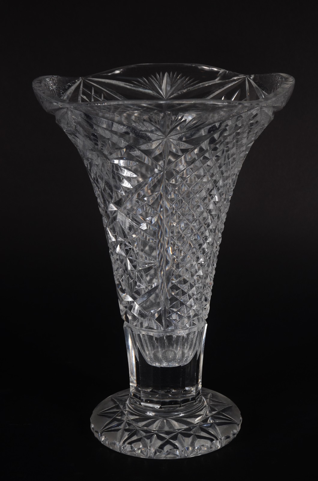 Duas peças de cristal, sendo: vaso de flores (lascado na borda) e... - foto 2 de 11