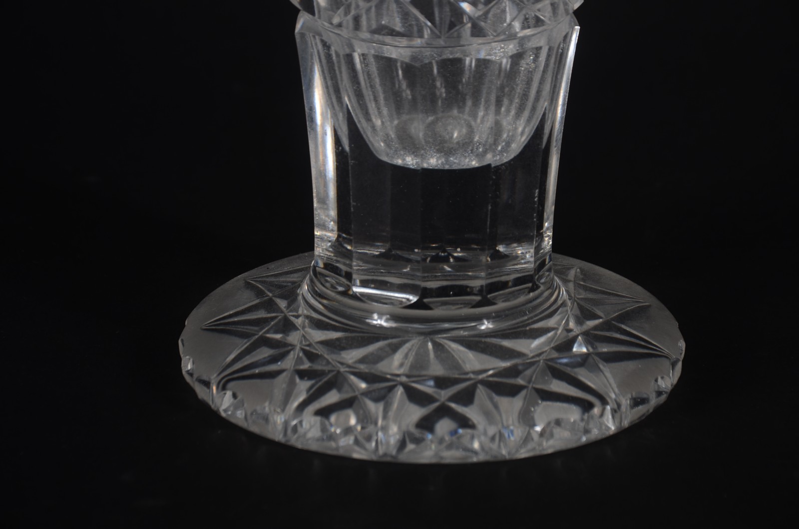 Duas peças de cristal, sendo: vaso de flores (lascado na borda) e... - foto 3 de 11