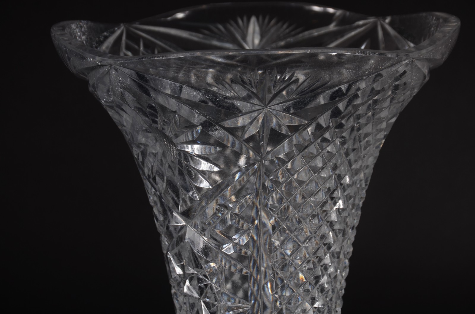 Duas peças de cristal, sendo: vaso de flores (lascado na borda) e... - foto 4 de 11