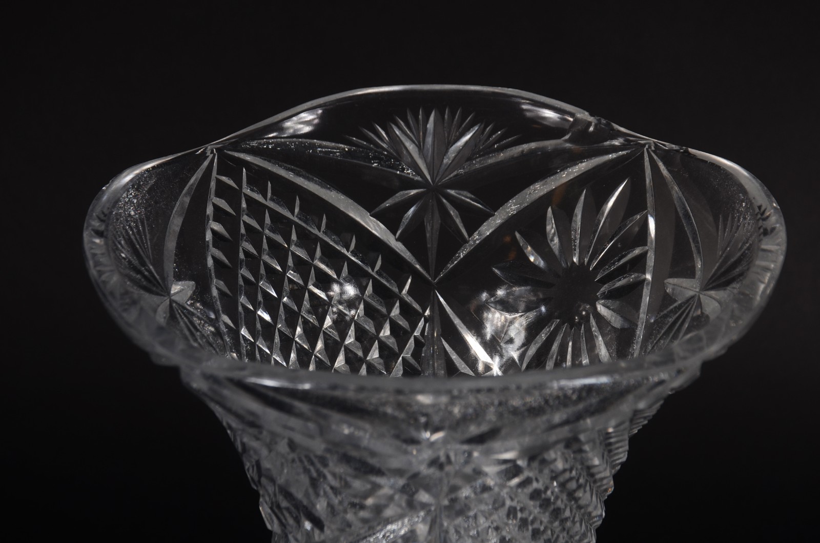 Duas peças de cristal, sendo: vaso de flores (lascado na borda) e... - foto 5 de 11