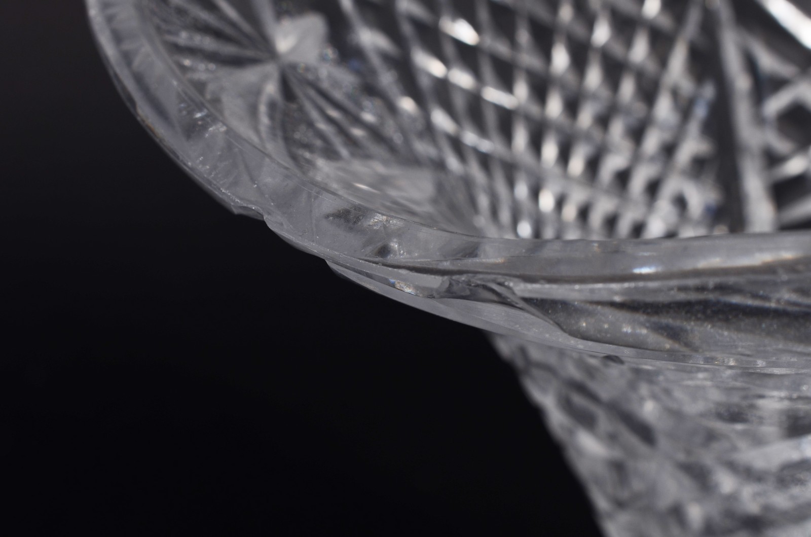Duas peças de cristal, sendo: vaso de flores (lascado na borda) e... - foto 6 de 11