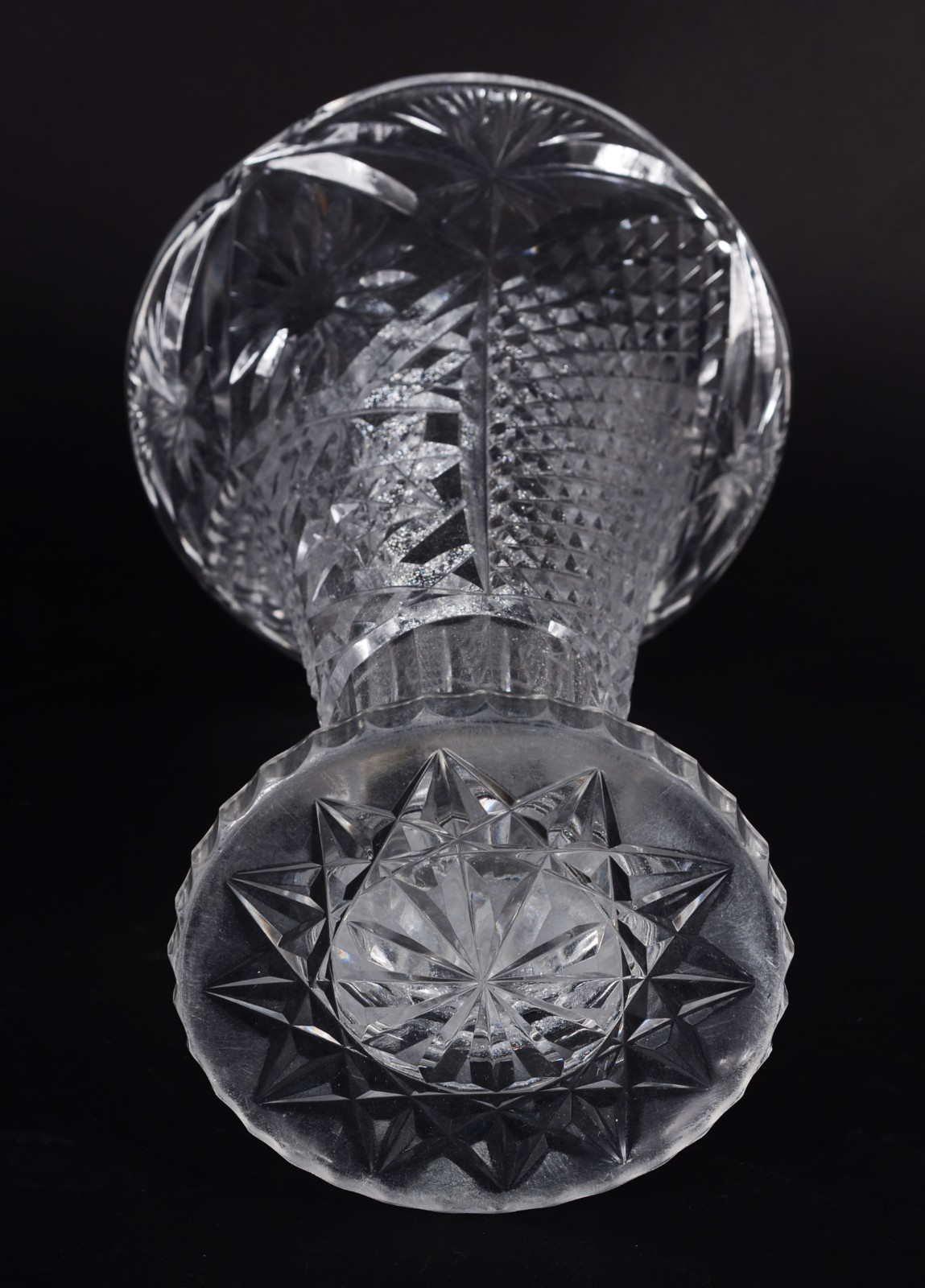 Duas peças de cristal, sendo: vaso de flores (lascado na borda) e... - foto 7 de 11