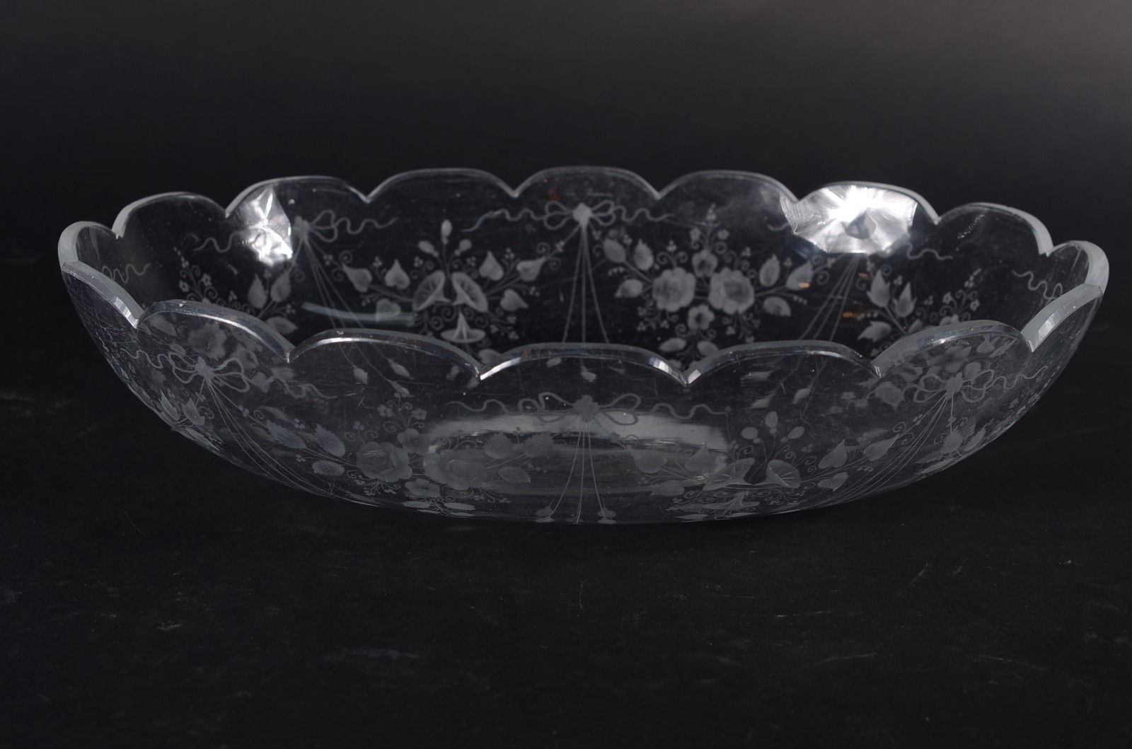Duas peças de cristal, sendo: vaso de flores (lascado na borda) e... - foto 8 de 11