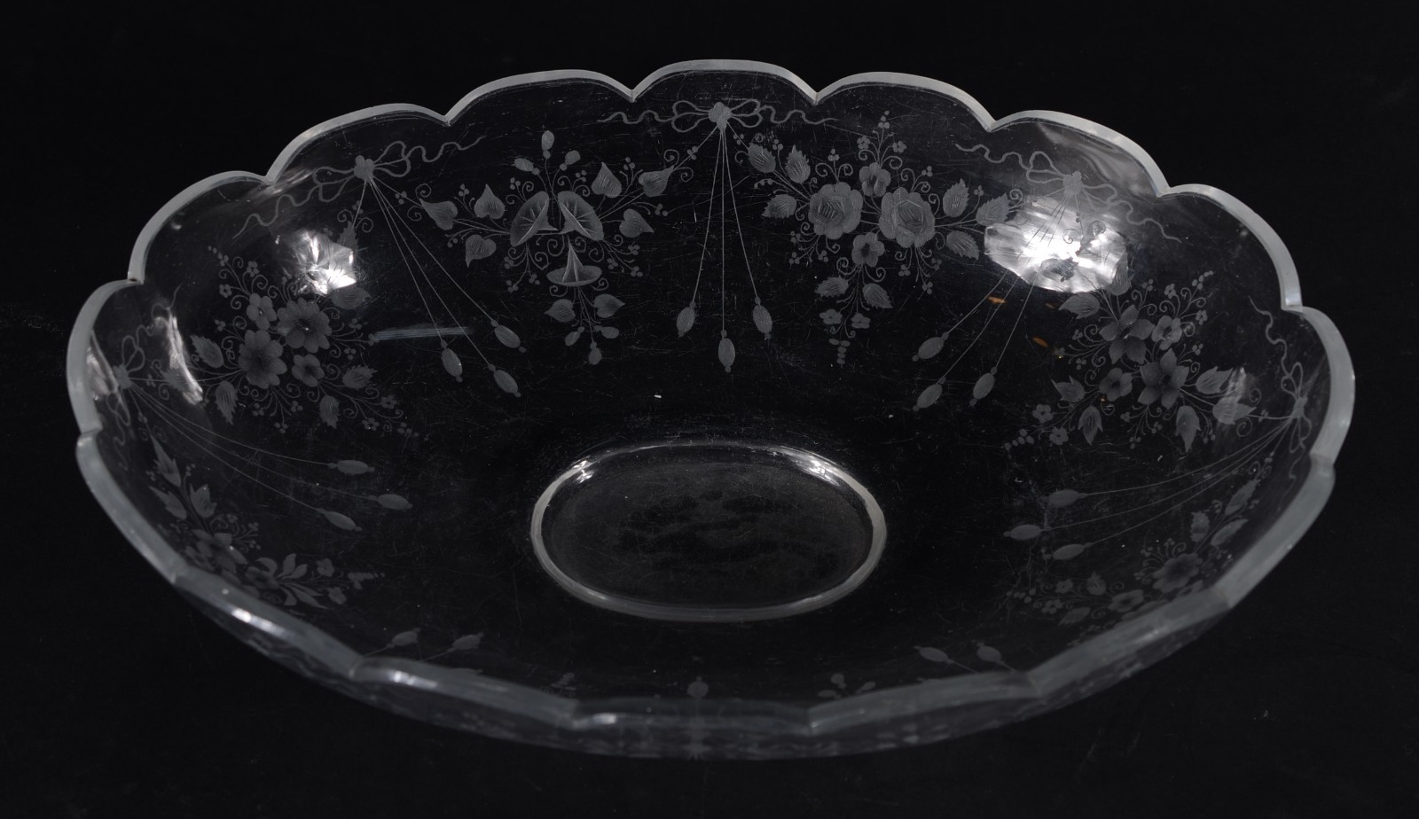 Duas peças de cristal, sendo: vaso de flores (lascado na borda) e... - foto 9 de 11