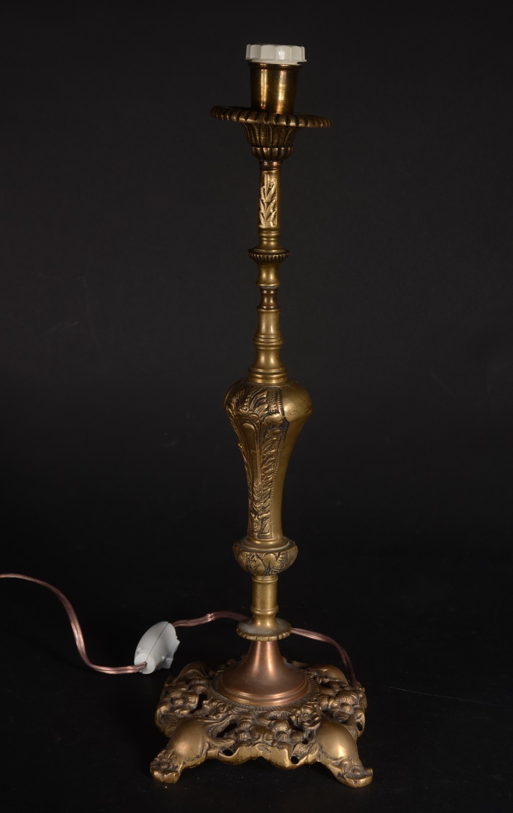 Abatjour feitio tocheiro de metal dourado com flores em relevo (sem... - foto 1 de 4