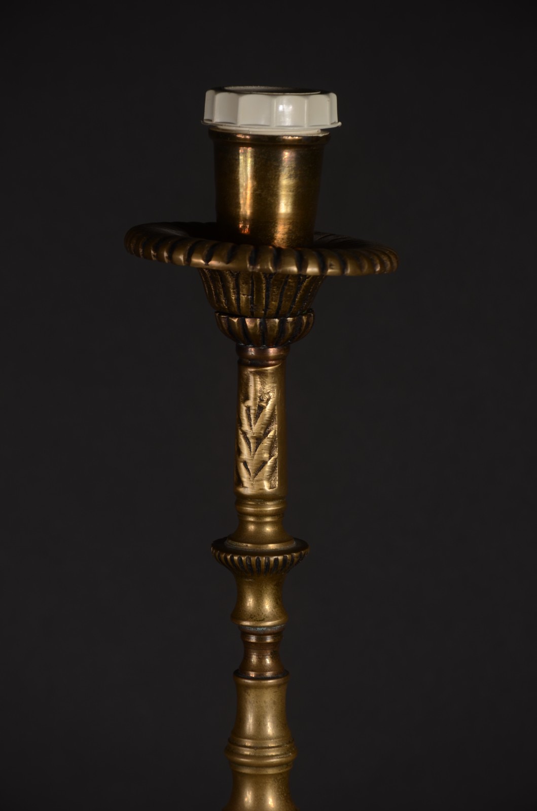 Abatjour feitio tocheiro de metal dourado com flores em relevo (sem... - foto 2 de 4