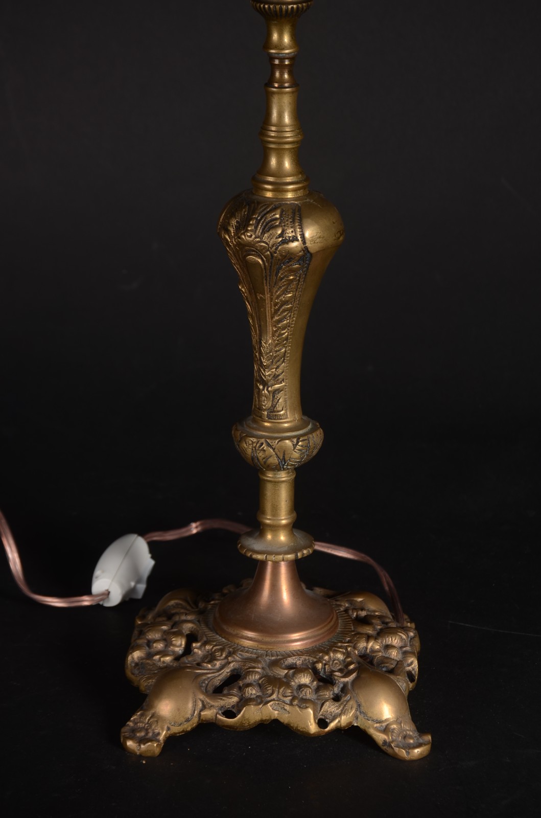 Abatjour feitio tocheiro de metal dourado com flores em relevo (sem... - foto 3 de 4