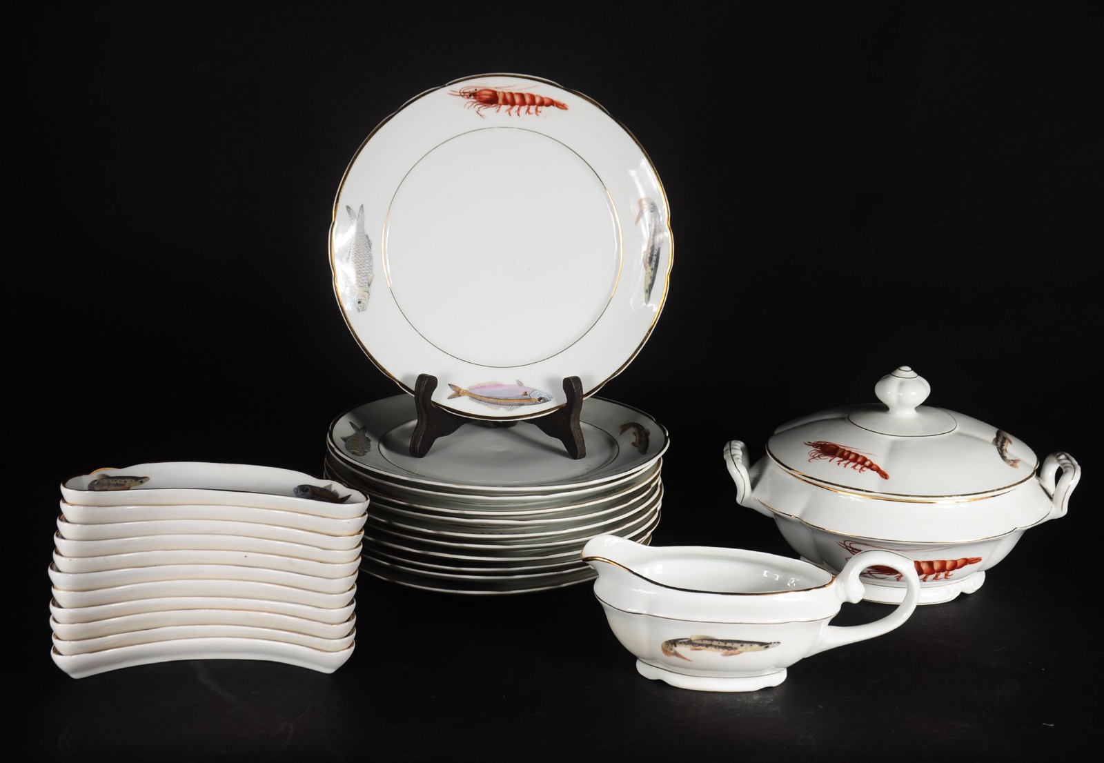 Serviço para peixe de porcelana Real, decorados com figuras em... - foto 1 de 10