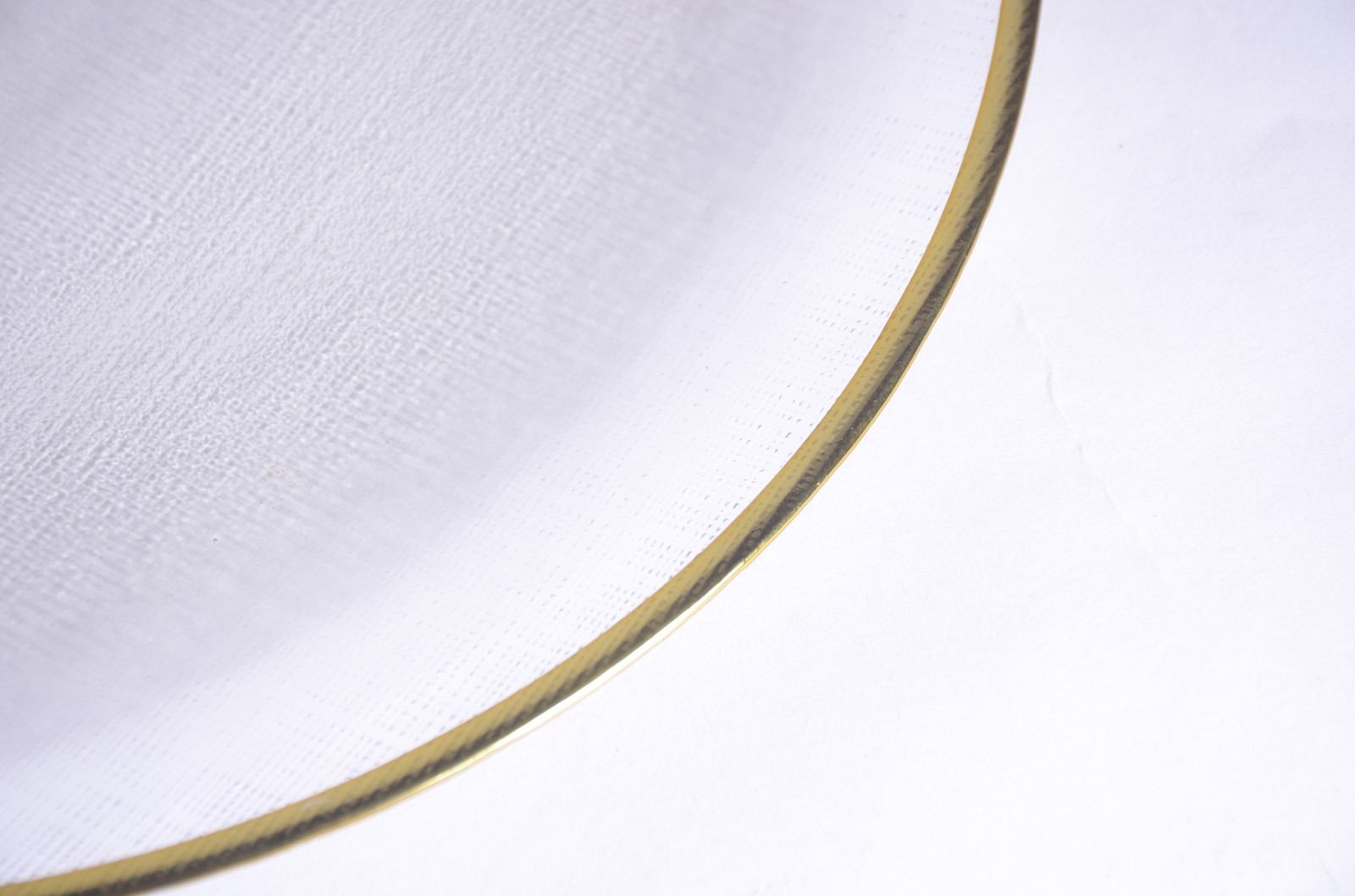 Conjunto com 10 souplats de vidro com bordas douradas. - foto 3 de 4