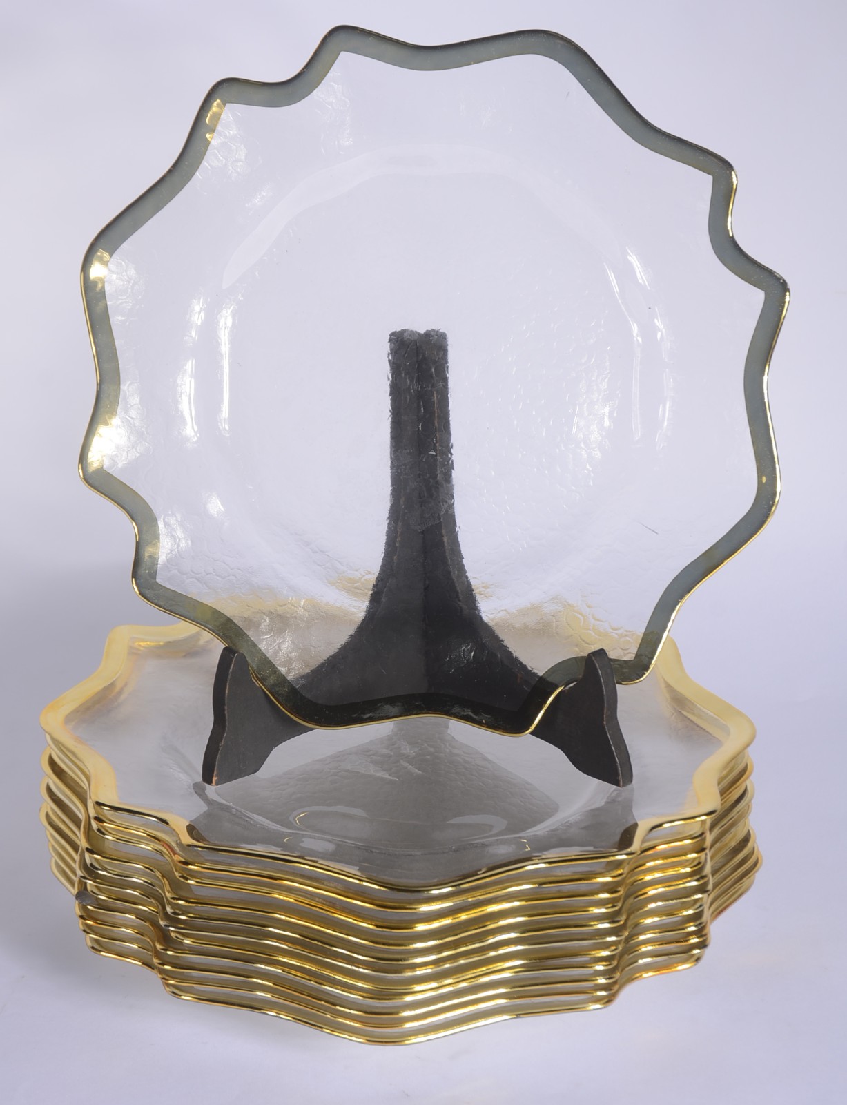 Conjunto com 12 souplats de vidro com bordas recortadas e douradas. - foto 1 de 6
