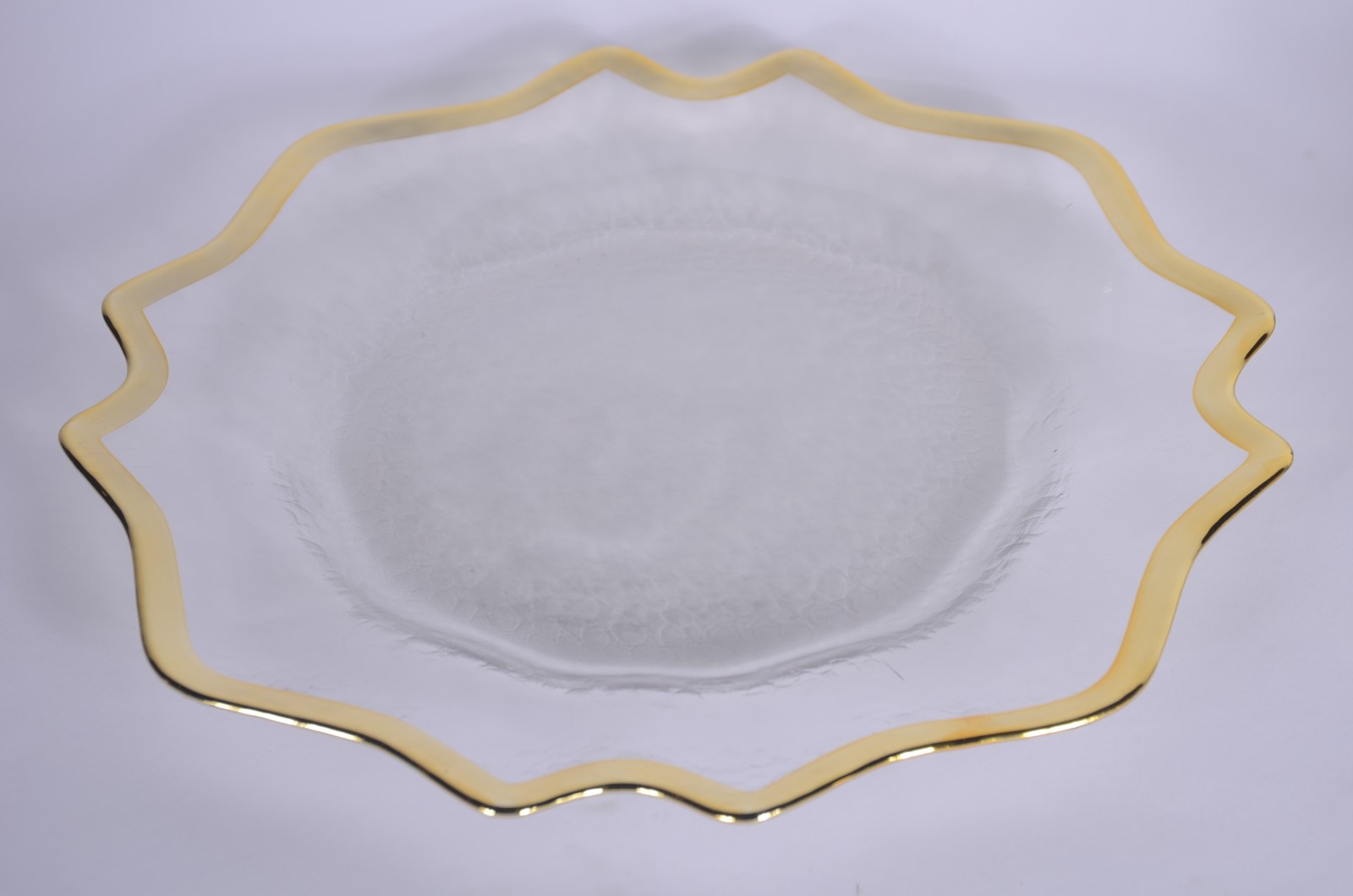 Conjunto com 12 souplats de vidro com bordas recortadas e douradas. - foto 3 de 6