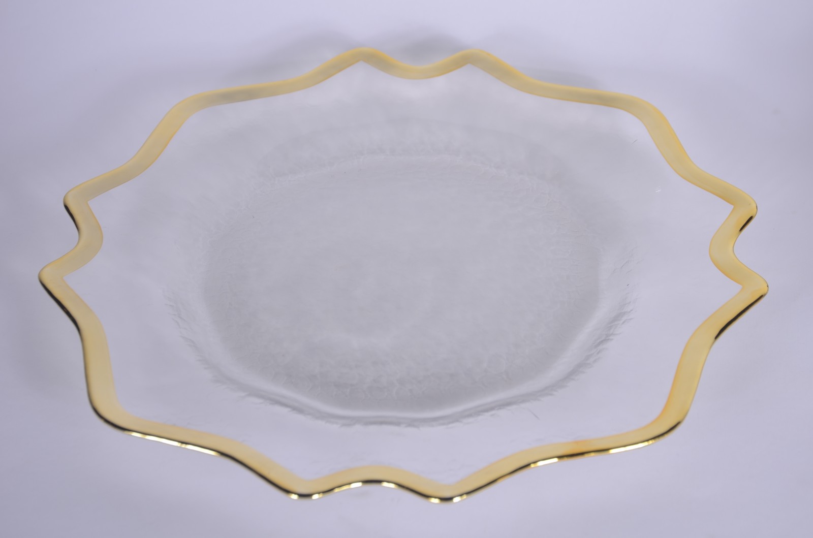Conjunto com 12 souplats de vidro com bordas recortadas e douradas. - foto 4 de 6