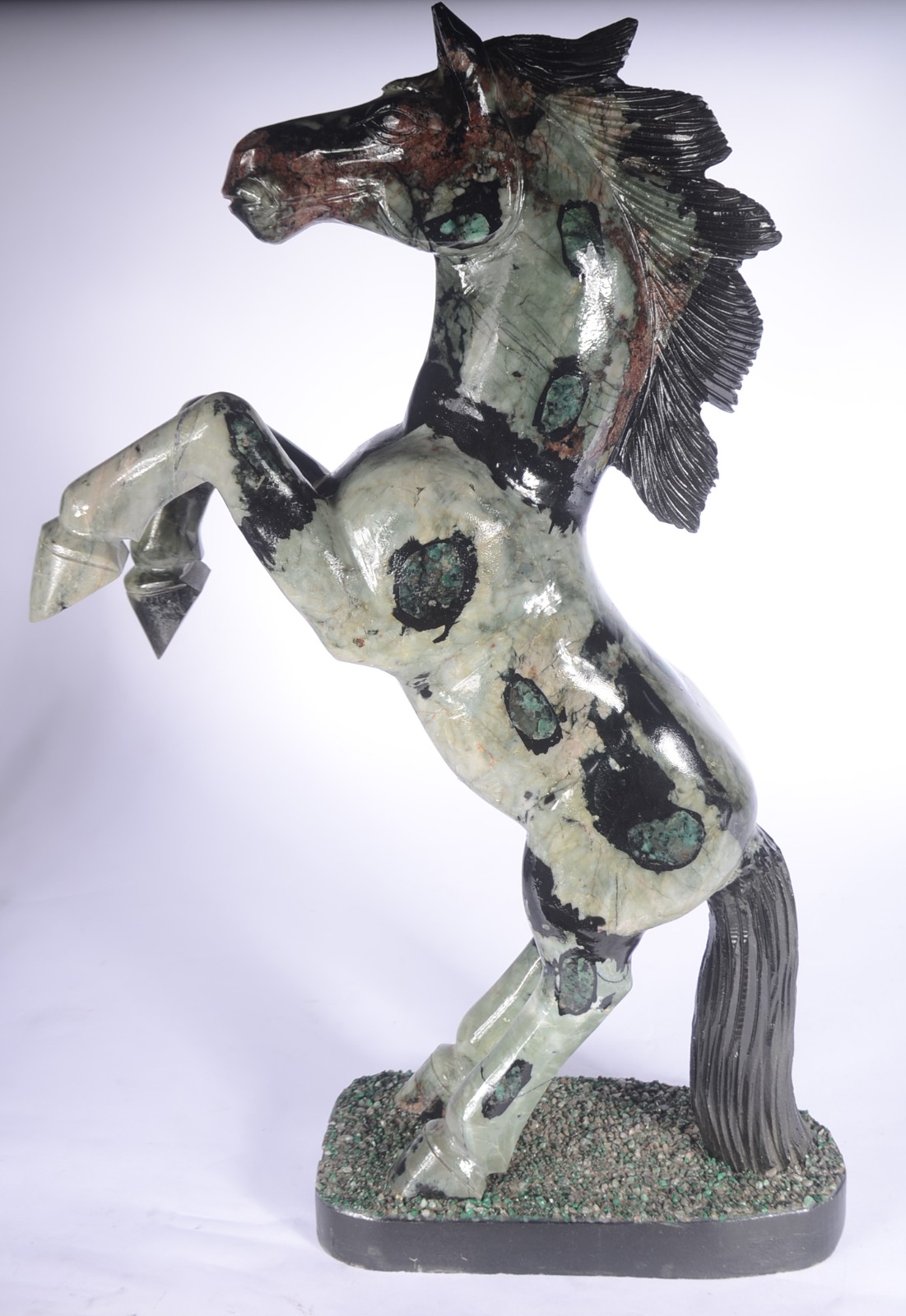 Grande escultura representando "cavalo empinando" em xisto e... - foto 2 de 7