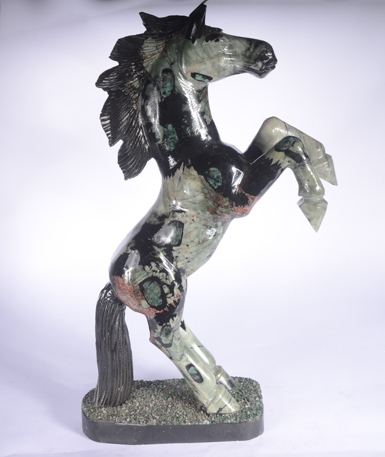 Grande escultura representando "cavalo empinando" em xisto e... - foto 1 de 7