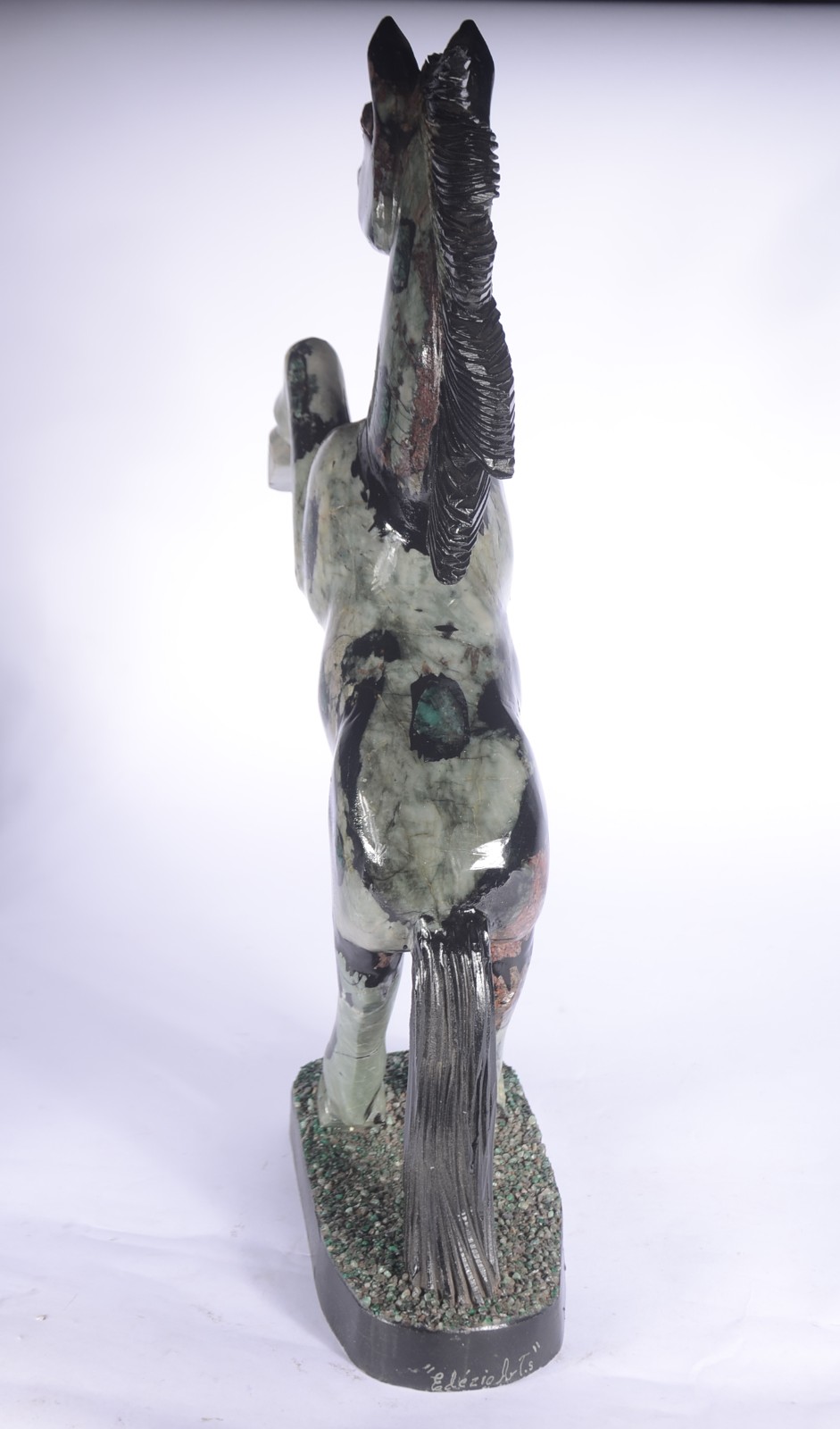 Grande escultura representando "cavalo empinando" em xisto e... - foto 4 de 7