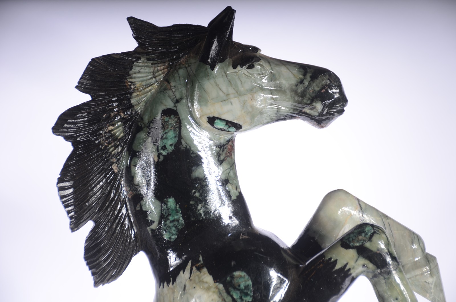 Grande escultura representando "cavalo empinando" em xisto e... - foto 7 de 7