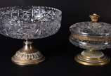 Duas peças de cristal lapidado, sendo: fruteira... - Duas peças de cristal lapidado, sendo: fruteira e bomboniere com bases de metal dourado (lascado na parte interna da tampa da bomboniere).