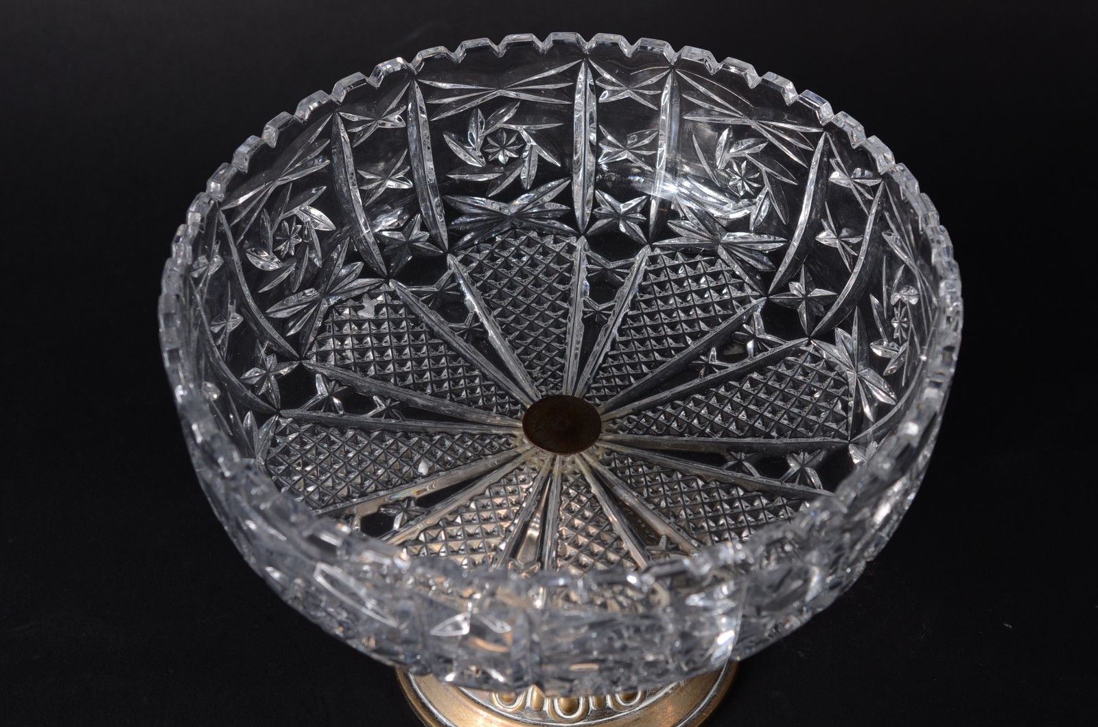 Duas peças de cristal lapidado, sendo: fruteira e bomboniere com... - foto 2 de 11