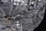 Duas peças de cristal lapidado, sendo: fruteira... - Duas peças de cristal lapidado, sendo: fruteira e bomboniere com bases de metal dourado (lascado na parte interna da tampa da bomboniere).