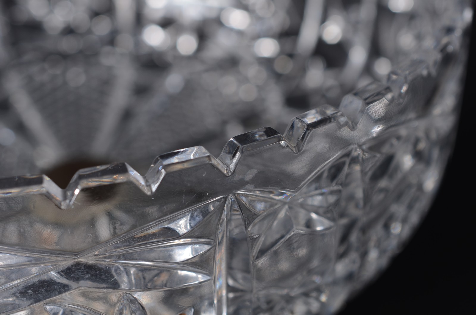 Duas peças de cristal lapidado, sendo: fruteira e bomboniere com... - foto 5 de 11