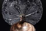 Duas peças de cristal lapidado, sendo: fruteira... - Duas peças de cristal lapidado, sendo: fruteira e bomboniere com bases de metal dourado (lascado na parte interna da tampa da bomboniere).