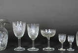 Serviço de cristal lapidado composto de :  9 ta... - Serviço de cristal lapidado composto de :  9 taças para licor , 11 para vinho de porto, 11 para vinho branco,  12 para vinho tinto, 11 para cham...