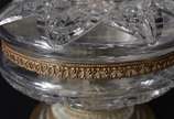 Duas peças de cristal lapidado, sendo: fruteira... - Duas peças de cristal lapidado, sendo: fruteira e bomboniere com bases de metal dourado (lascado na parte interna da tampa da bomboniere).