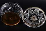 Duas peças de cristal lapidado, sendo: fruteira... - Duas peças de cristal lapidado, sendo: fruteira e bomboniere com bases de metal dourado (lascado na parte interna da tampa da bomboniere).