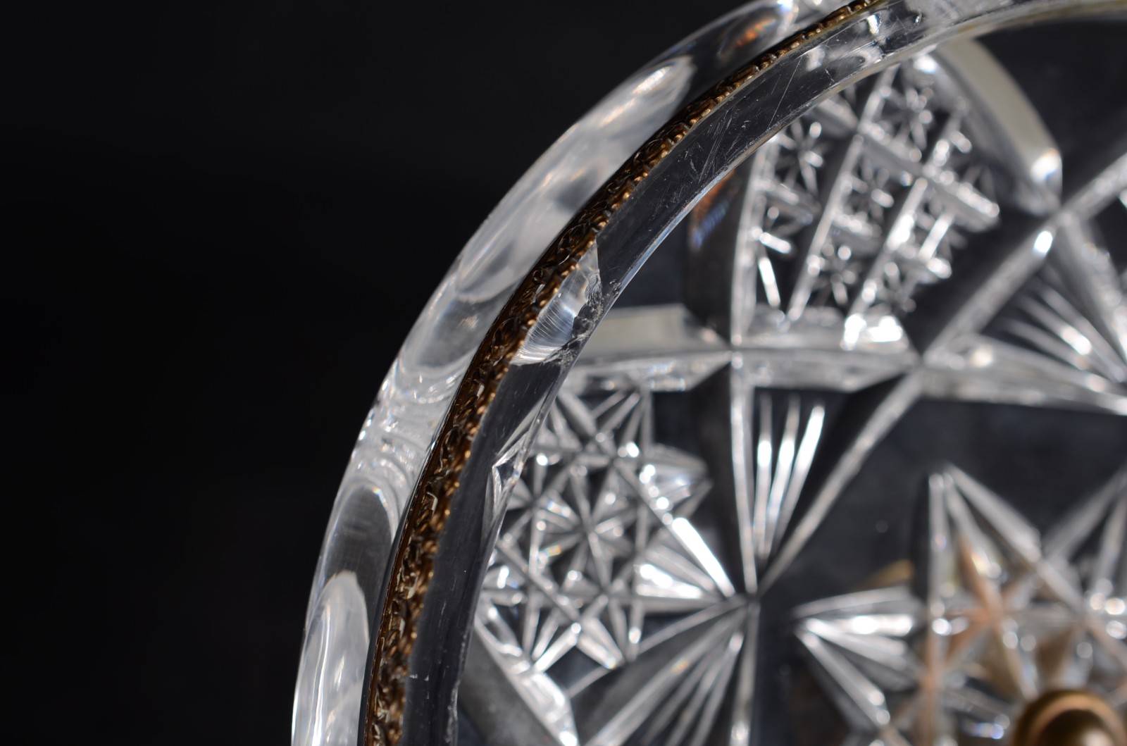 Duas peças de cristal lapidado, sendo: fruteira e bomboniere com... - foto 11 de 11
