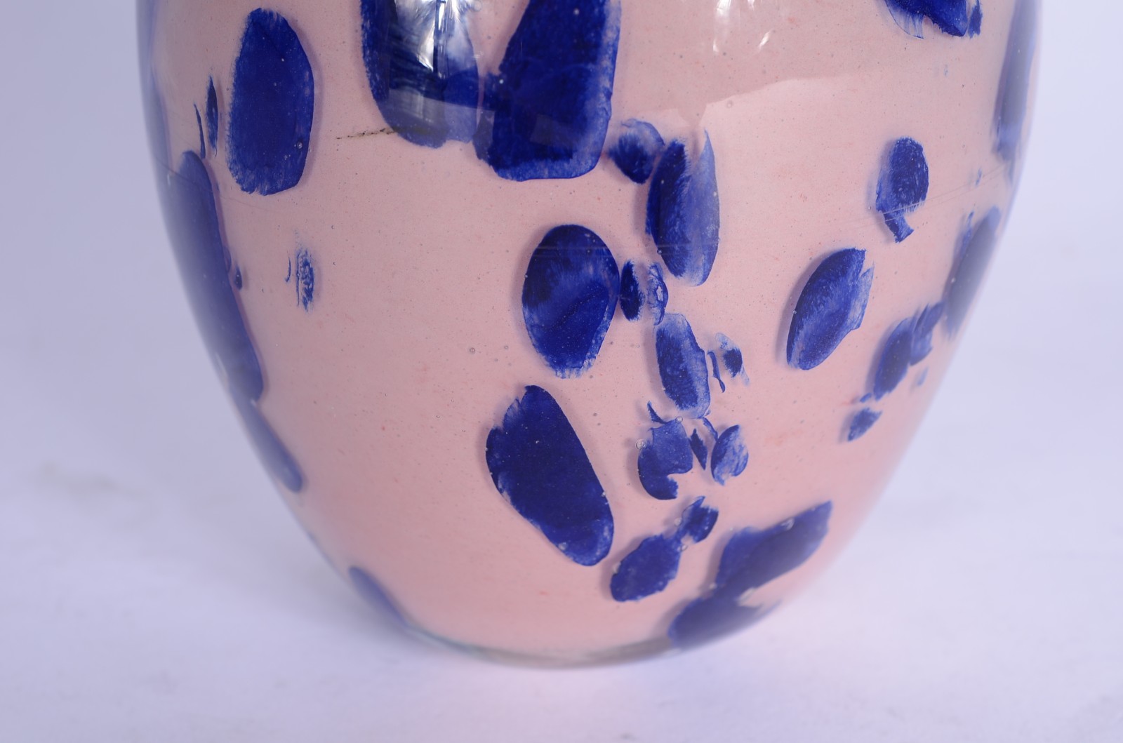 Ovo/pinha de vidro decorativo na cor rosa com mesclas azuis. - foto 3 de 6