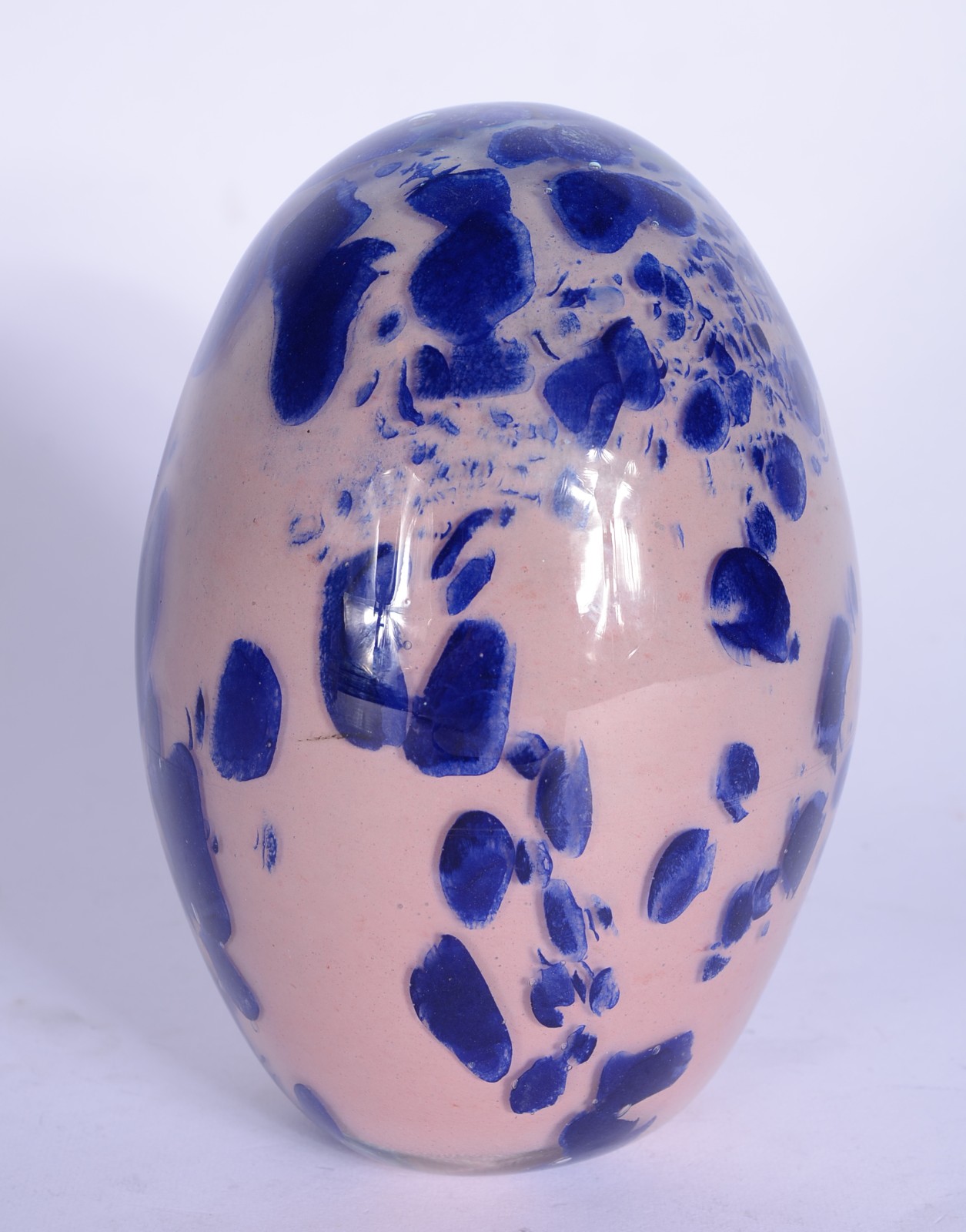 Ovo/pinha de vidro decorativo na cor rosa com mesclas azuis. - foto 4 de 6