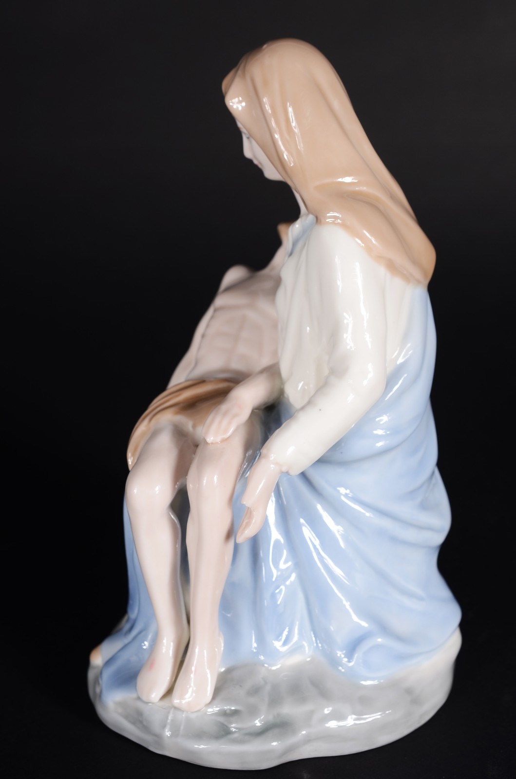 Escultura de porcelana representando Pietá. - foto 2 de 6