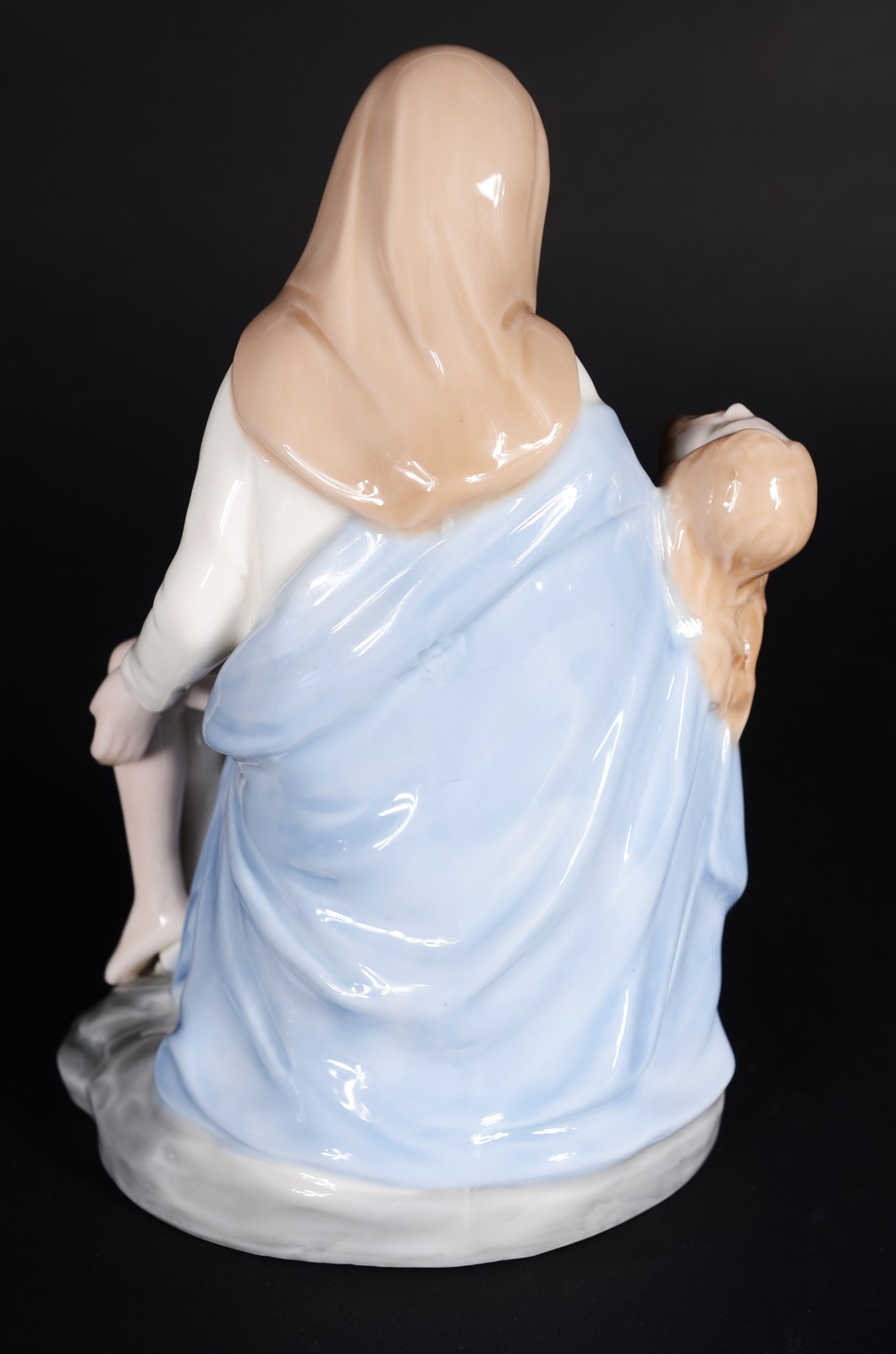 Escultura de porcelana representando Pietá. - foto 3 de 6