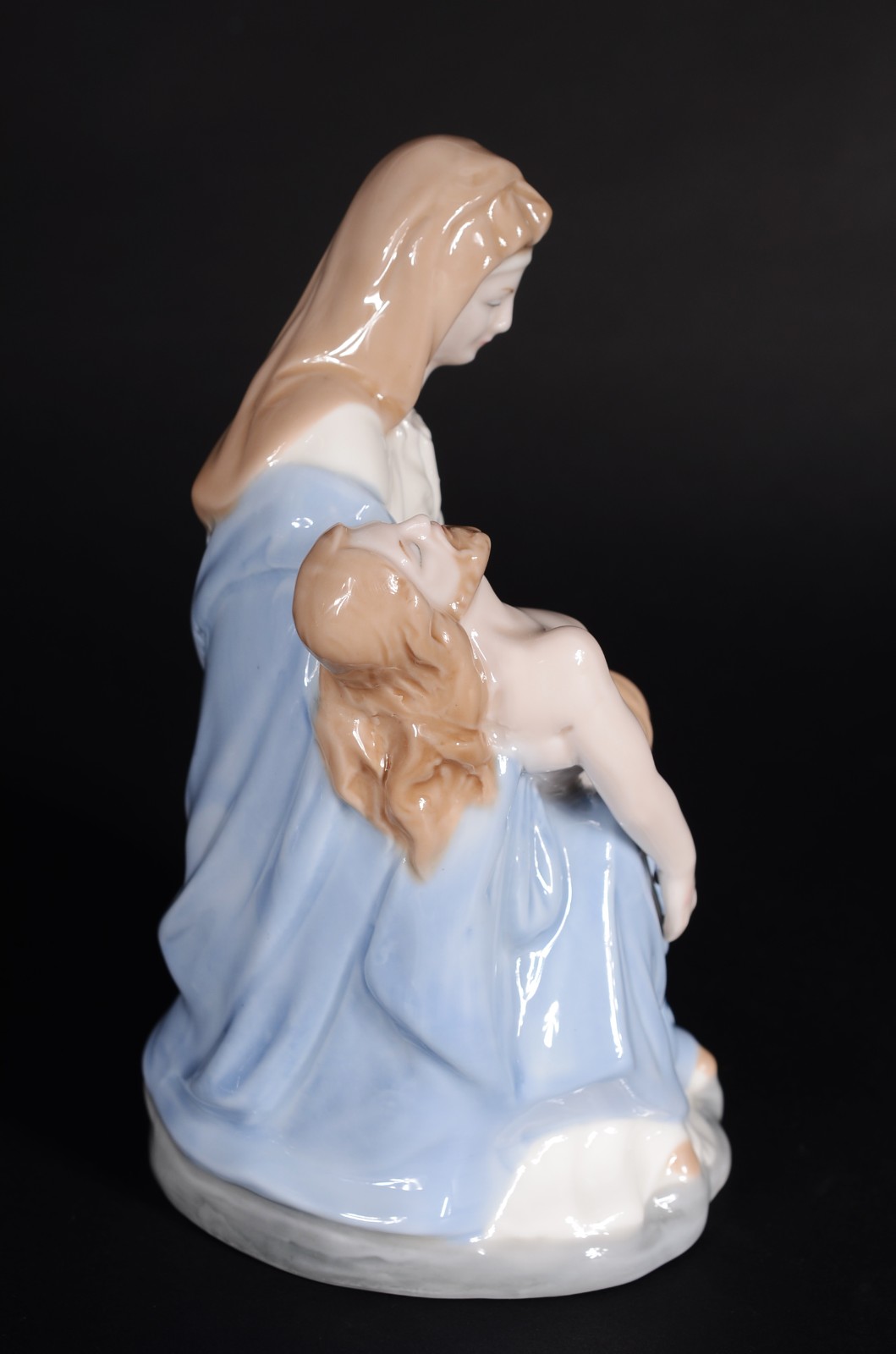 Escultura de porcelana representando Pietá. - foto 4 de 6